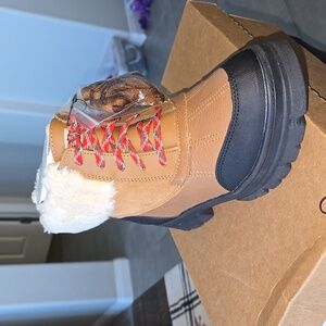 UGG ASHTON ADDIE 6 Y 7.5 WOMAN